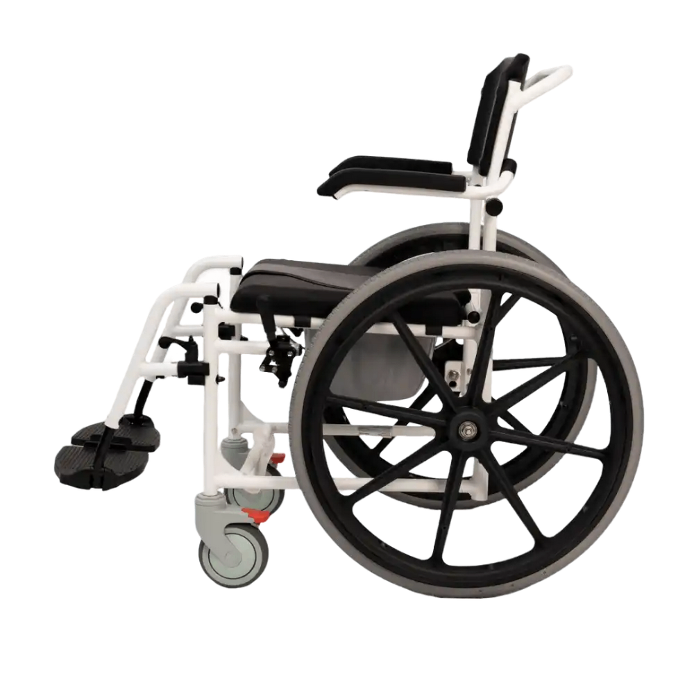 Wózek inwalidzki z czarnym siedziskiem i oparciem, białą ramą, dużymi czarnymi kołami i małymi przednimi kółkami.