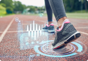 Osoba w sportowym obuwiu na bieżni, z cyfrowymi wykresami i wskaźnikami sportowymi nad nią.