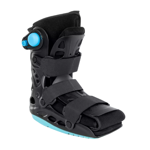 Ortopedyczna orteza stawu skokowego z czarnym i niebieskim elementem, regulowanymi paskami i wzmocnieniem.