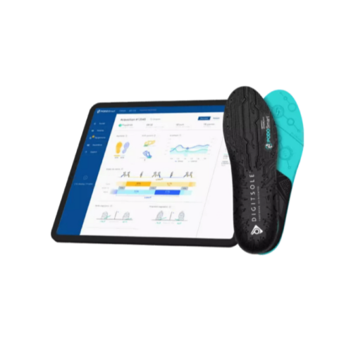 Tablet z wykresami i danymi, obok wkładka do wkładki do butów z logo Digitsque.