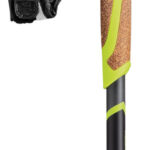 Kijkówka do nordic walking z czarnym paskiem z logo LEKI, zielonym uchwytem z pianką i czarnym kijem z napisem LEKI.