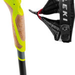 Kijkówka z czerwonymi elementami i czarnym paskiem z napisem LEKI na rękojeści kijka nordic walking.