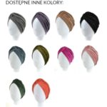 Dziewięć turbanów w różnych kolorach na białych manekinach, ułożonych w trzy rzędy.