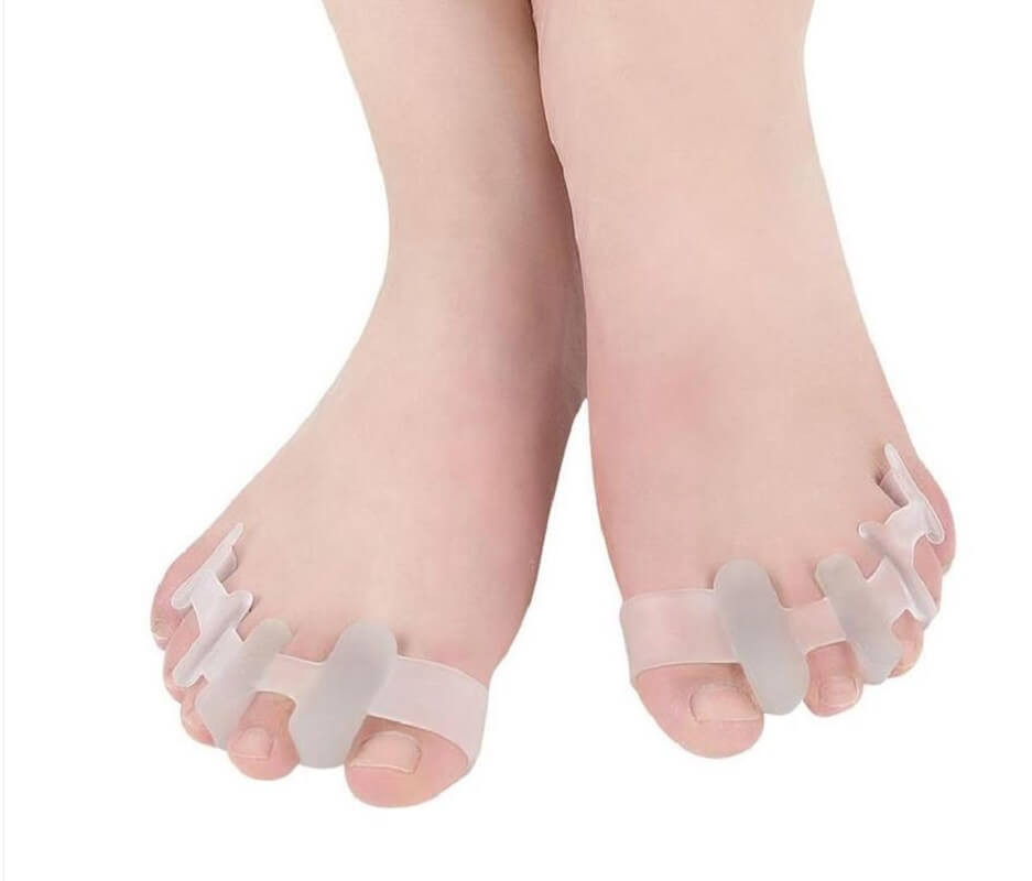 Palce u nóg z opatrunkami na paznokciach, na jasnym tle.