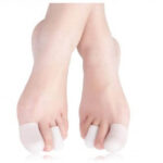 Stopy z palcami w opatrunkach na dużych palcach, bez widocznych paznokci, na białym tle.