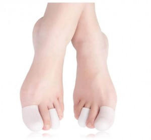 Stopy z palcami w opatrunkach na dużych palcach, bez widocznych paznokci, na białym tle.