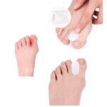 Osoba nakłada plaster na bolący palec u stopy, obok drugi palec bez plastru, na białym tle.