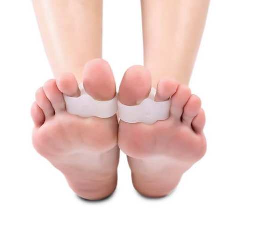 Stopy z naklejonymi na palce opaskami do pomiaru ciśnienia lub temperatury.