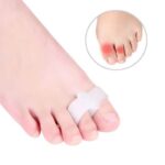 Palec u nogi z odciskami i zaczerwienieniem, z opatrunkiem na dużym palcu.