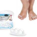 Podkładki na palce u nóg z opakowania, założone na palce u obu stóp.