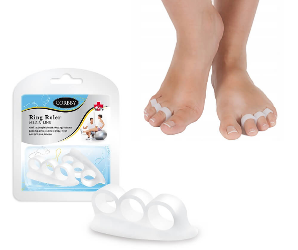 Podkładki na palce u nóg z opakowania, założone na palce u obu stóp.