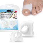 Zestaw silikonowych opasek na palce do korekcji palucha koślawego, jedna założona na dużym palcu u nogi.