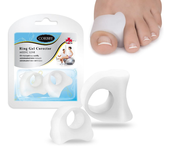 Zestaw silikonowych opasek na palce do korekcji palucha koślawego, jedna założona na dużym palcu u nogi.