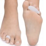 Palce u stóp z opatrunkami na dużym palcu i pięcie, na białym tle.