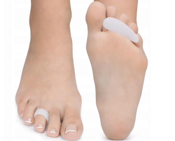 Palce u stóp z opatrunkami na dużym palcu i pięcie, na białym tle.