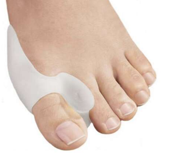 Palec u nogi z nakładką ortopedyczną na dużym palcu, służącą do korekcji lub ochrony.