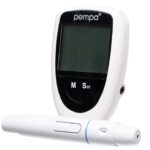 Glukometr z dużym ekranem, przyciskami M, S, Set i sondą do pomiaru poziomu cukru we krwi.