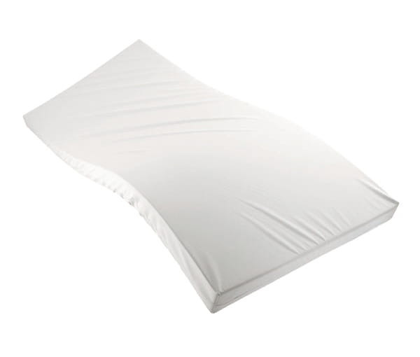 Materac z białej pianki na płaskiej powierzchni, bez pościeli.