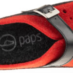 Czerwono-czarna kapcie z czarnym paskiem i metalową klamrą, z logo paps na czarnej wkładce.