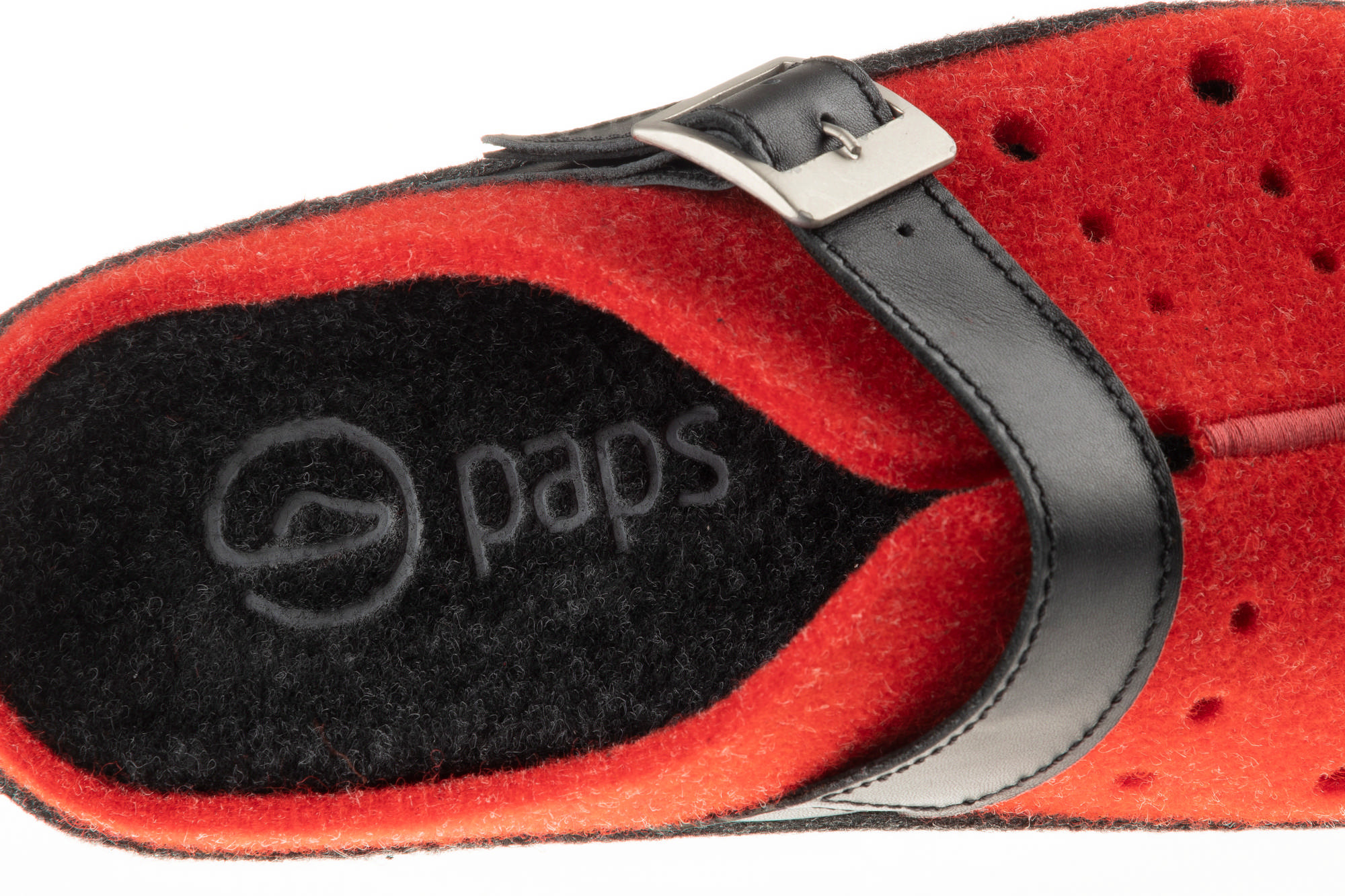 Czerwono-czarna kapcie z czarnym paskiem i metalową klamrą, z logo paps na czarnej wkładce.