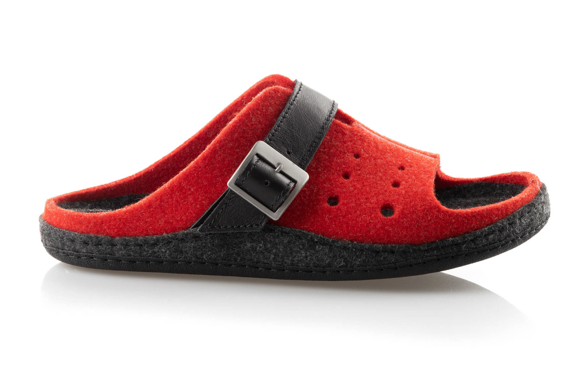 Czerwone kapcie z czarną podeszwą i czarnym paskiem z metalową klamrą, wykonane z filcu.