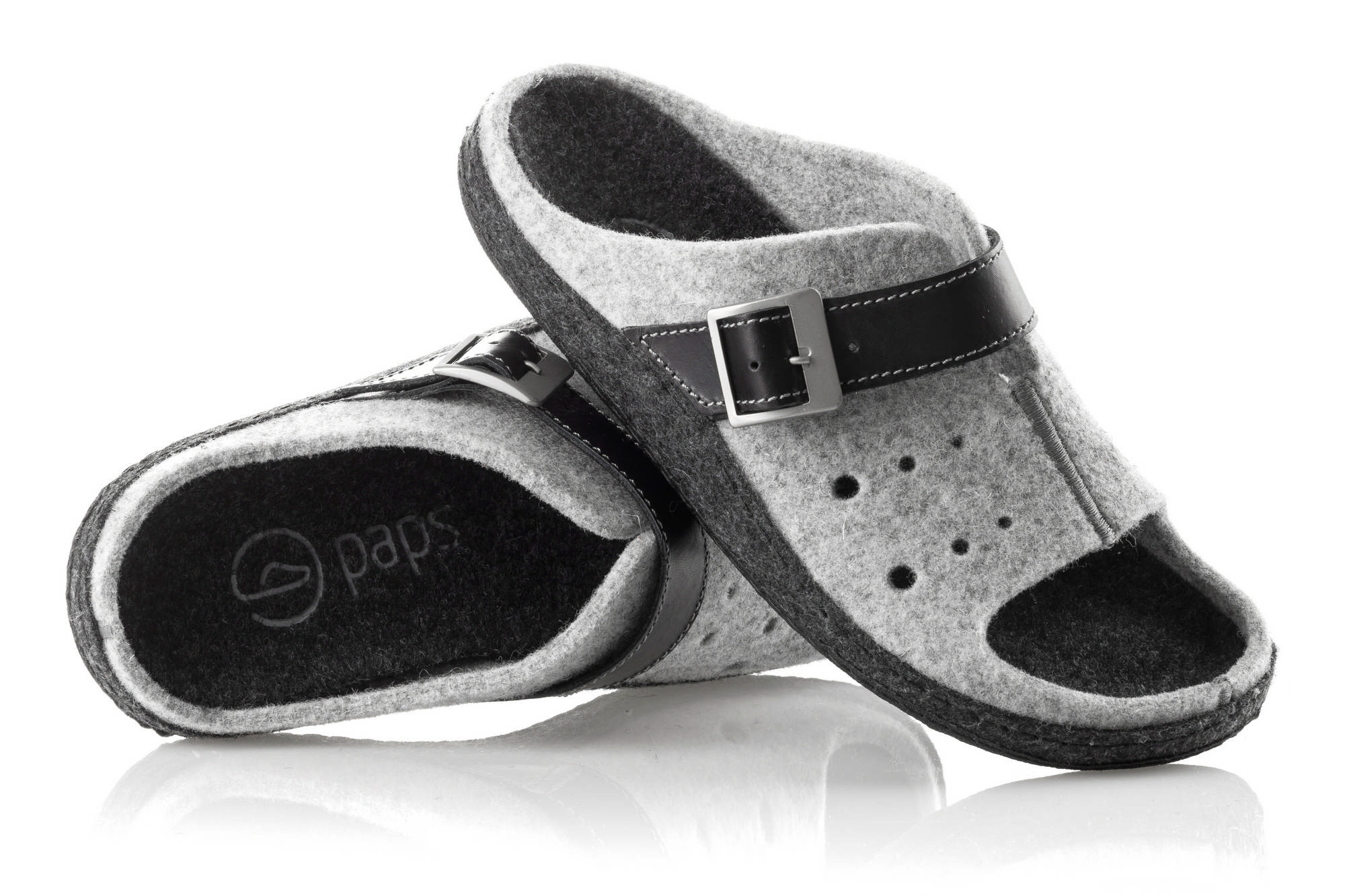 Szare kapcie z czarnymi wstawkami, regulowanym paskiem i miękkim wnętrzem, wykonane z filcu i skóry.