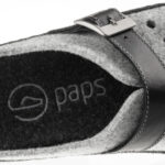 Wnętrze buta z czarną wkładką z logo paps i czarnym paskiem z metalową klamrą, wykonane z szarego filcu i skóry.