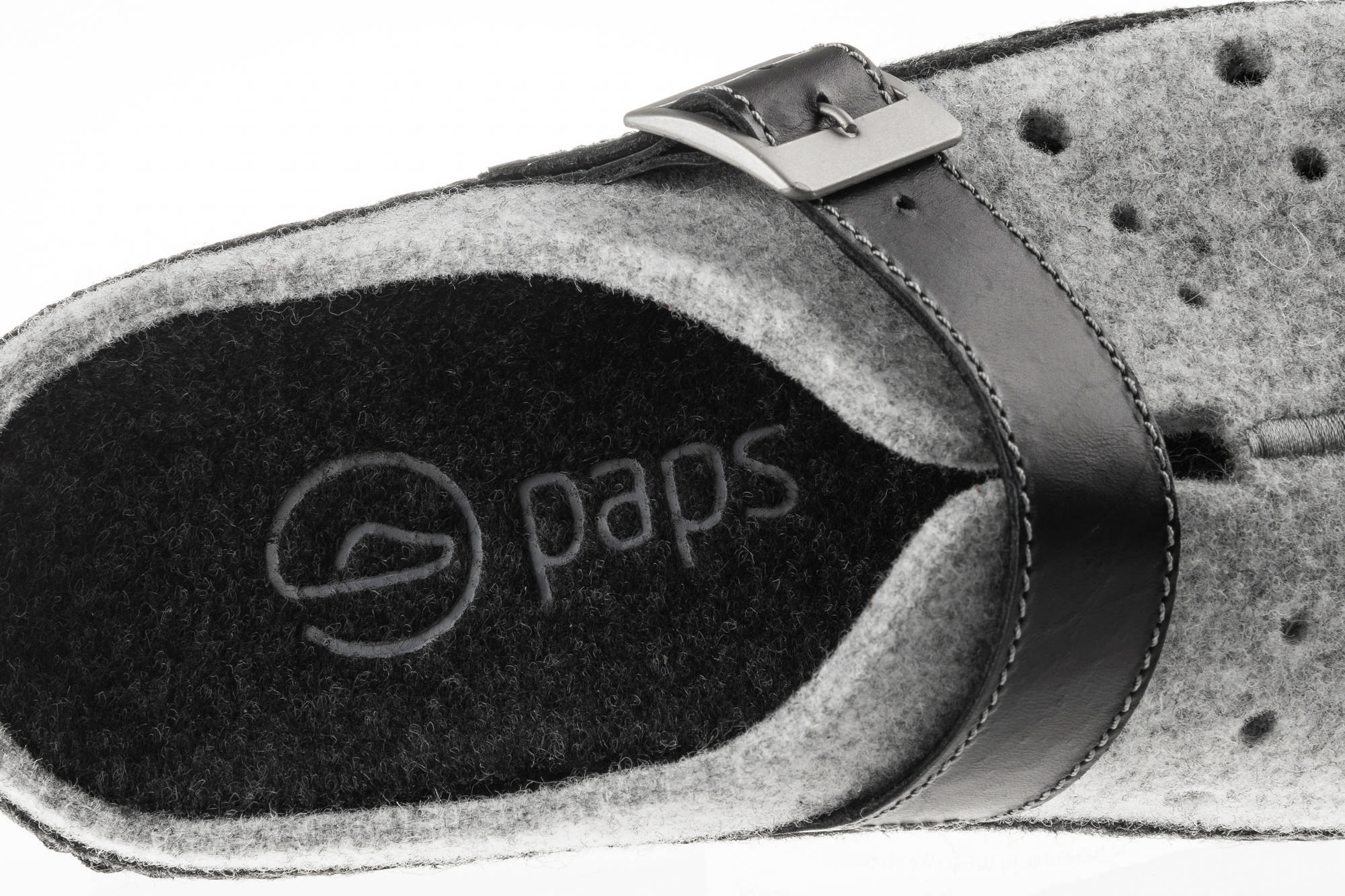 Wnętrze buta z czarną wkładką z logo paps i czarnym paskiem z metalową klamrą, wykonane z szarego filcu i skóry.