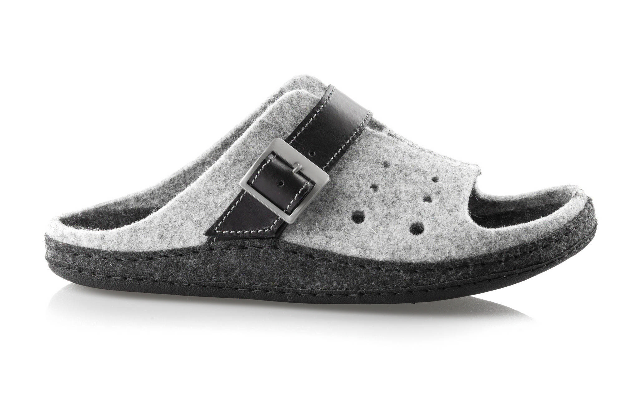Szara kapcie z czarnym paskiem i metalową klamrą, wykonane z filcu, z otworami na palce, na czarnej podeszwie.