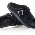 Czarne kapcie z zapięciem na rzep, miękką wkładką i podeszwą, przeznaczone do użytku domowego.