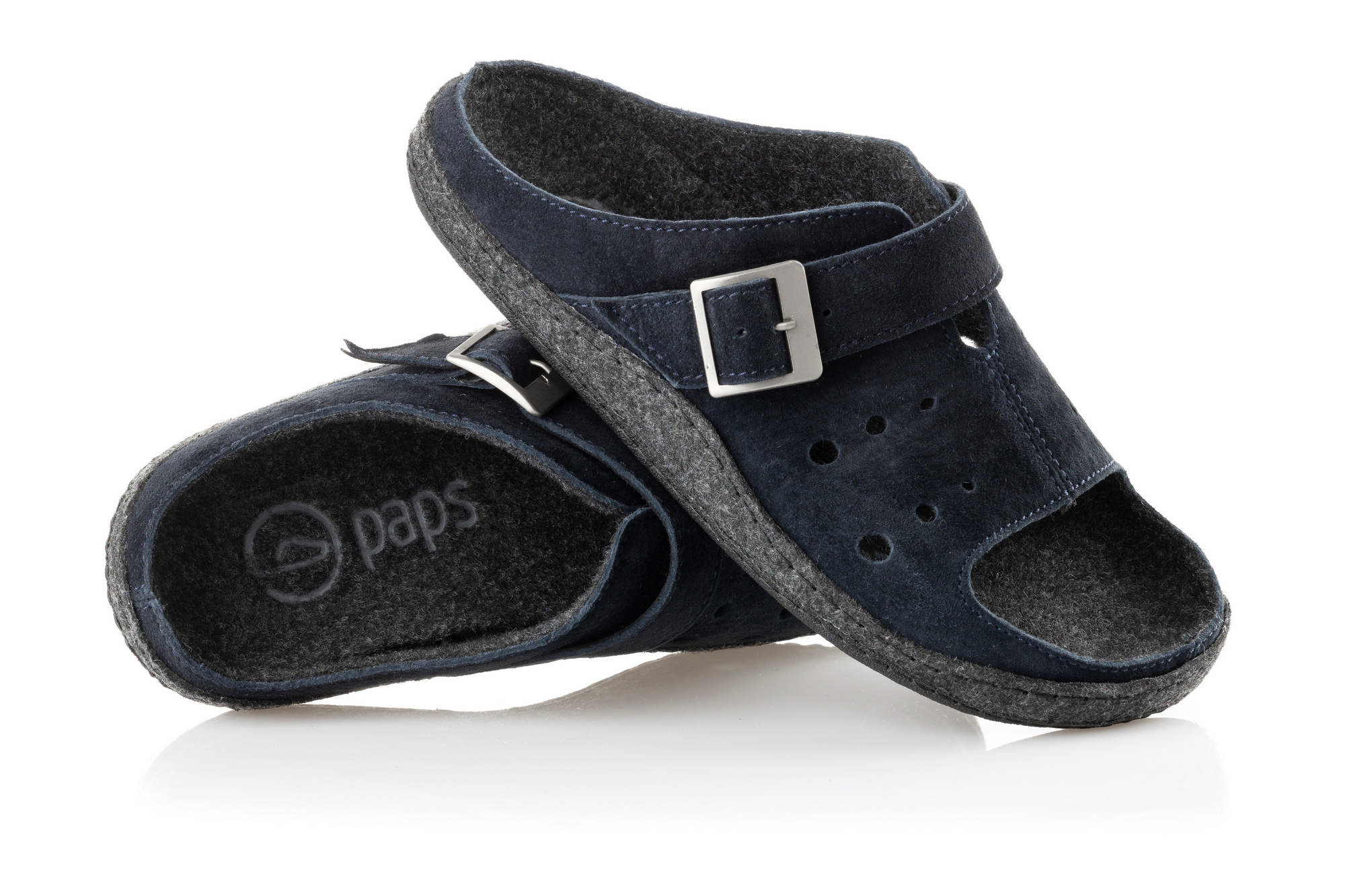 Czarne kapcie z zapięciem na rzep, miękką wkładką i podeszwą, przeznaczone do użytku domowego.