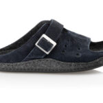 Czarne kapcie z otwartym palcem, regulowanym paskiem i miękką podeszwą na białym tle.