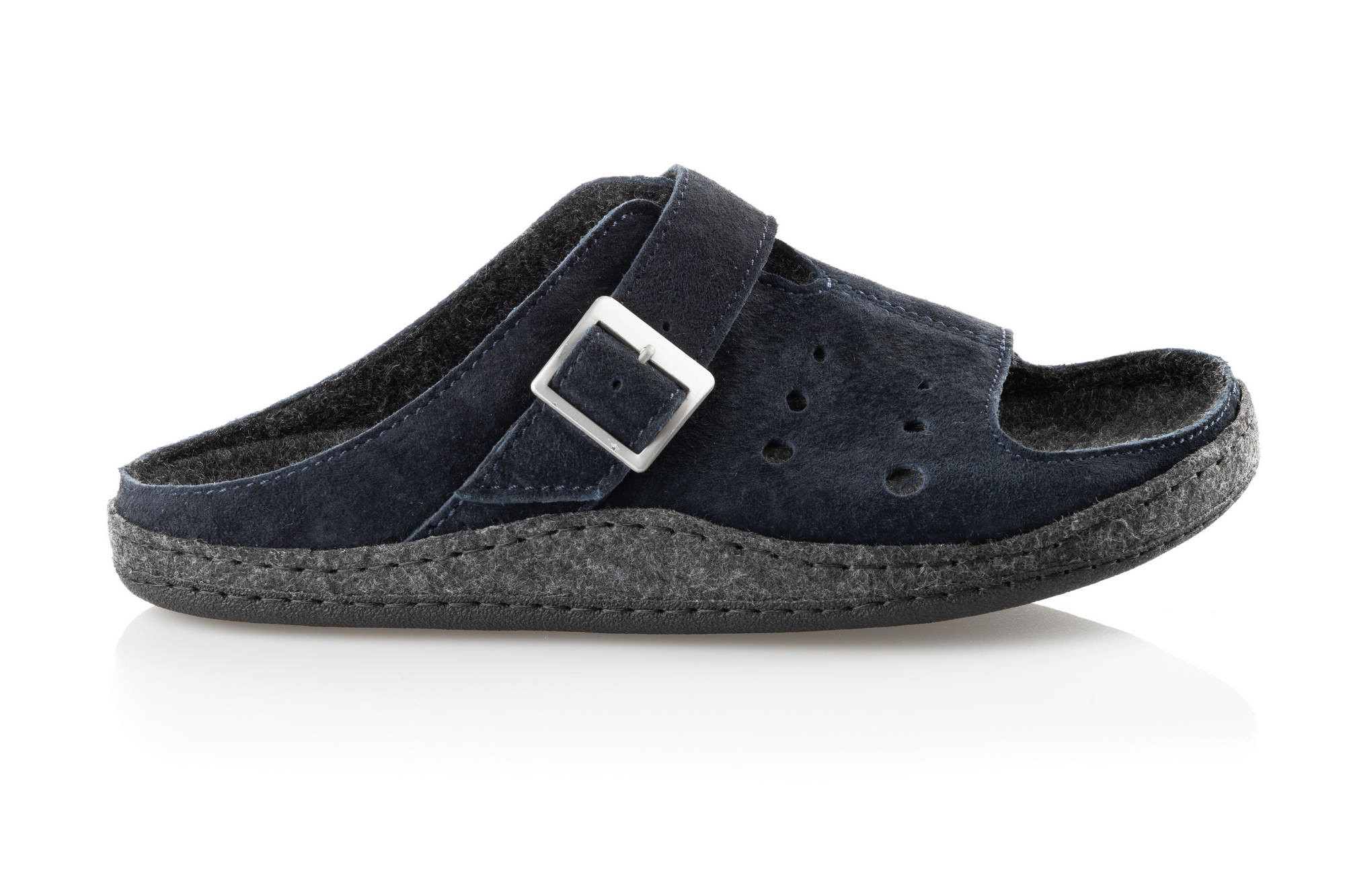 Czarne kapcie z otwartym palcem, regulowanym paskiem i miękką podeszwą na białym tle.