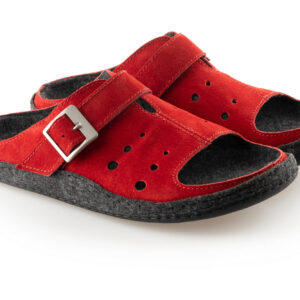 Czerwone kapcie z czarnymi wstawkami, regulowanym paskiem i miękką podeszwą.