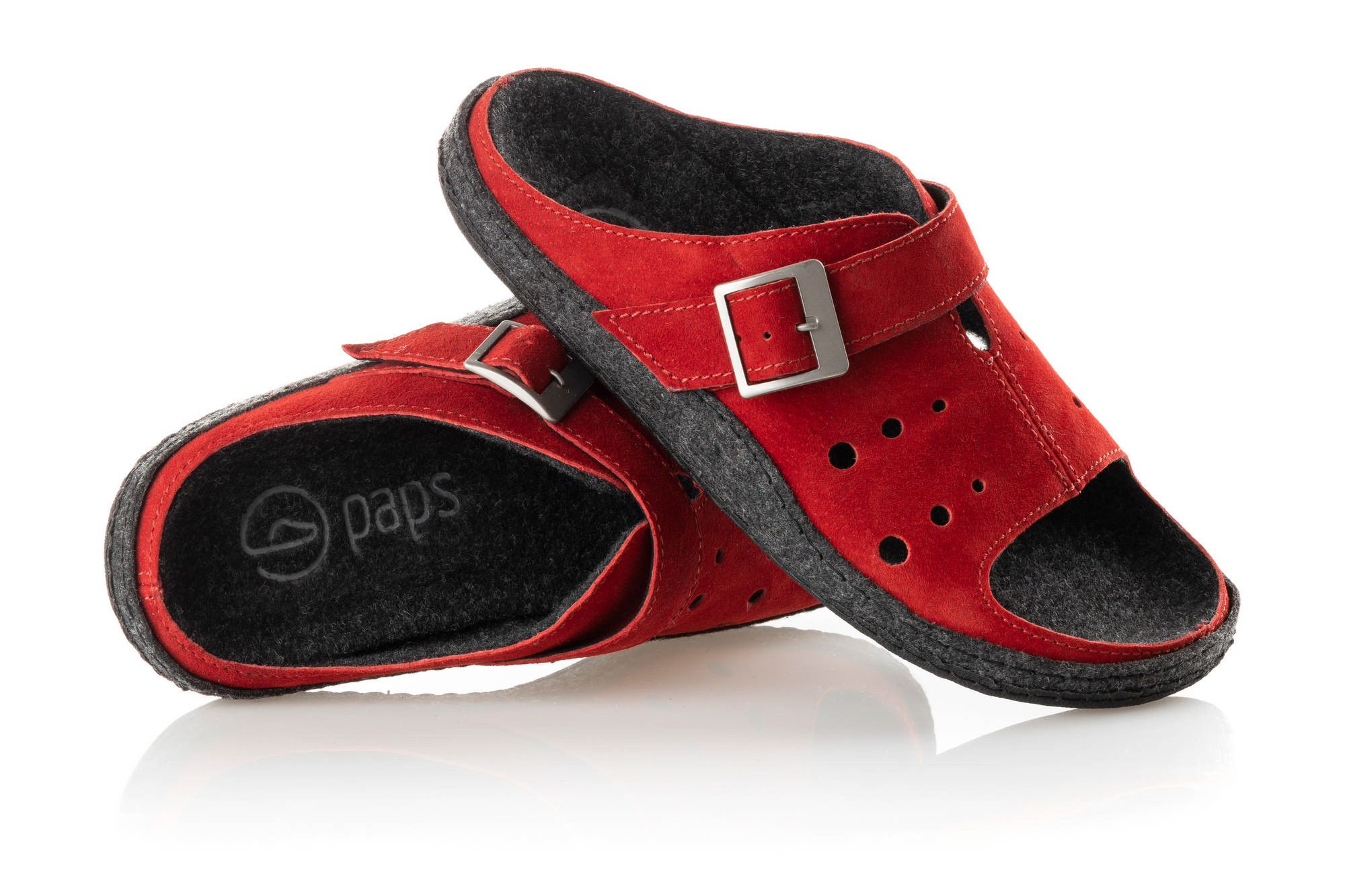 Czerwone kapcie z czarną wyściółką, regulowanym paskiem i perforacjami na górze.