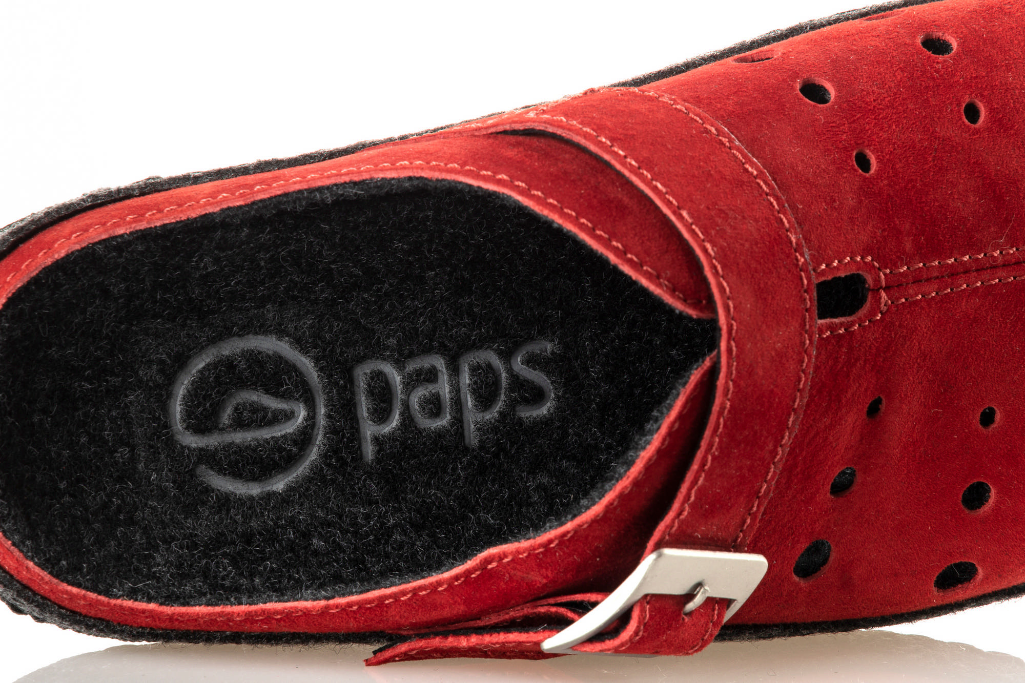 Czerwone buty z czarnym wkładką, logo paps i metalowym zapięciem na pasek.