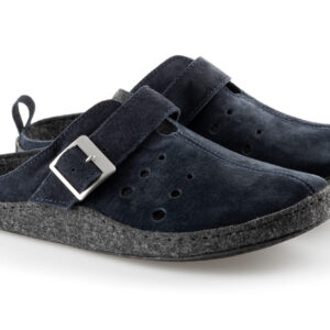 Czarne kapcie z szerokim paskiem i metalową klamrą, na miękkiej, szarej podeszwie, z tylnymi pętelkami do łatwego zakła