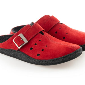 Czerwone kapcie z czarną podeszwą i regulowanym paskiem na sprzączkę.