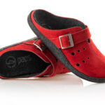 Czerwone kapcie z czarną podeszwą i regulowanym paskiem, wykonane ze skóry i filcu.