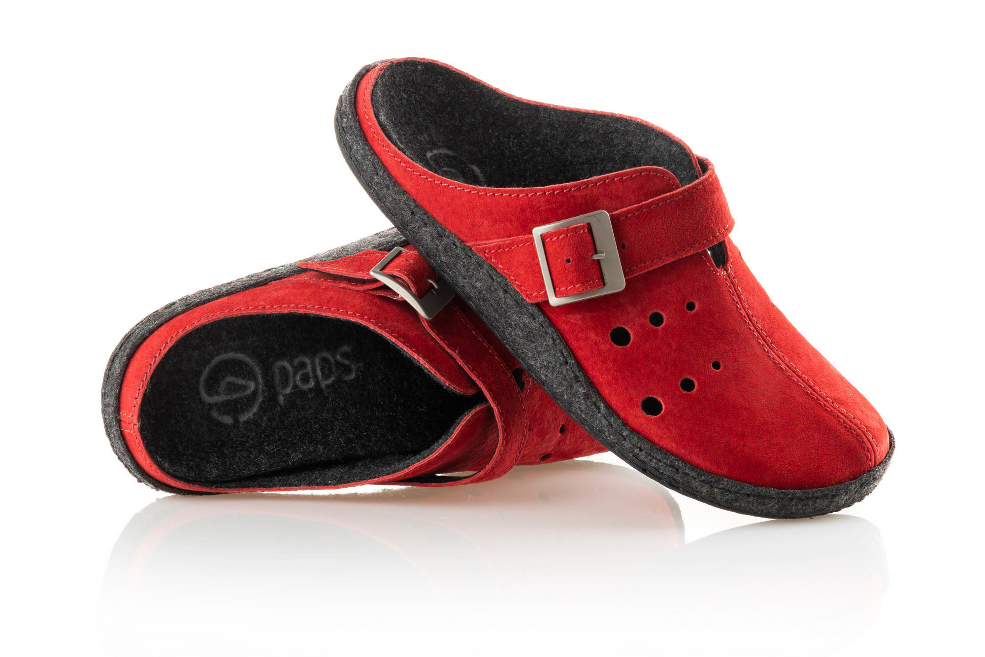 Czerwone kapcie z czarną podeszwą i regulowanym paskiem, wykonane ze skóry i filcu.