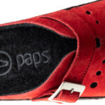 Czerwone buty z czarnym wnętrzem i metalową klamrą, na podeszwie widoczny napis paps.