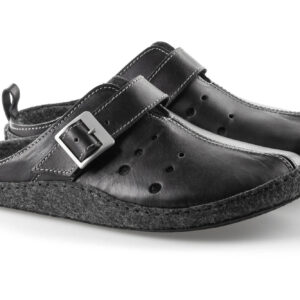 Czarne kapcie z regulowanym paskiem i miękką, filcową podeszwą, przeznaczone do użytku domowego.