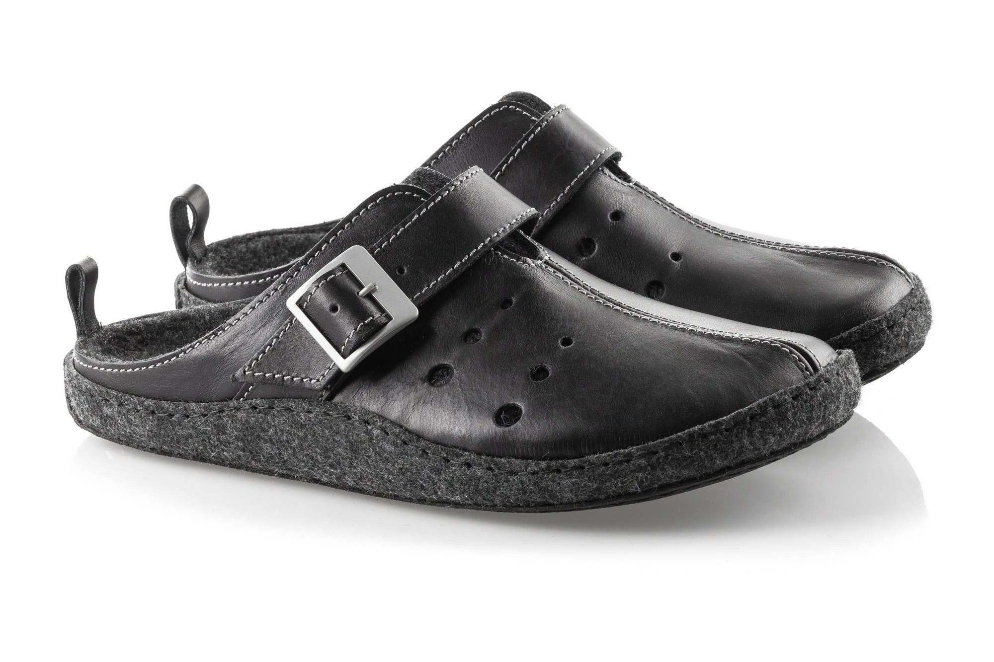 Czarne kapcie z regulowanym paskiem i miękką, filcową podeszwą, przeznaczone do użytku domowego.