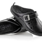 Czarne pantofle ortopedyczne z zapięciem na sprzączkę i miękką wkładką, przeznaczone do korekcji stóp.