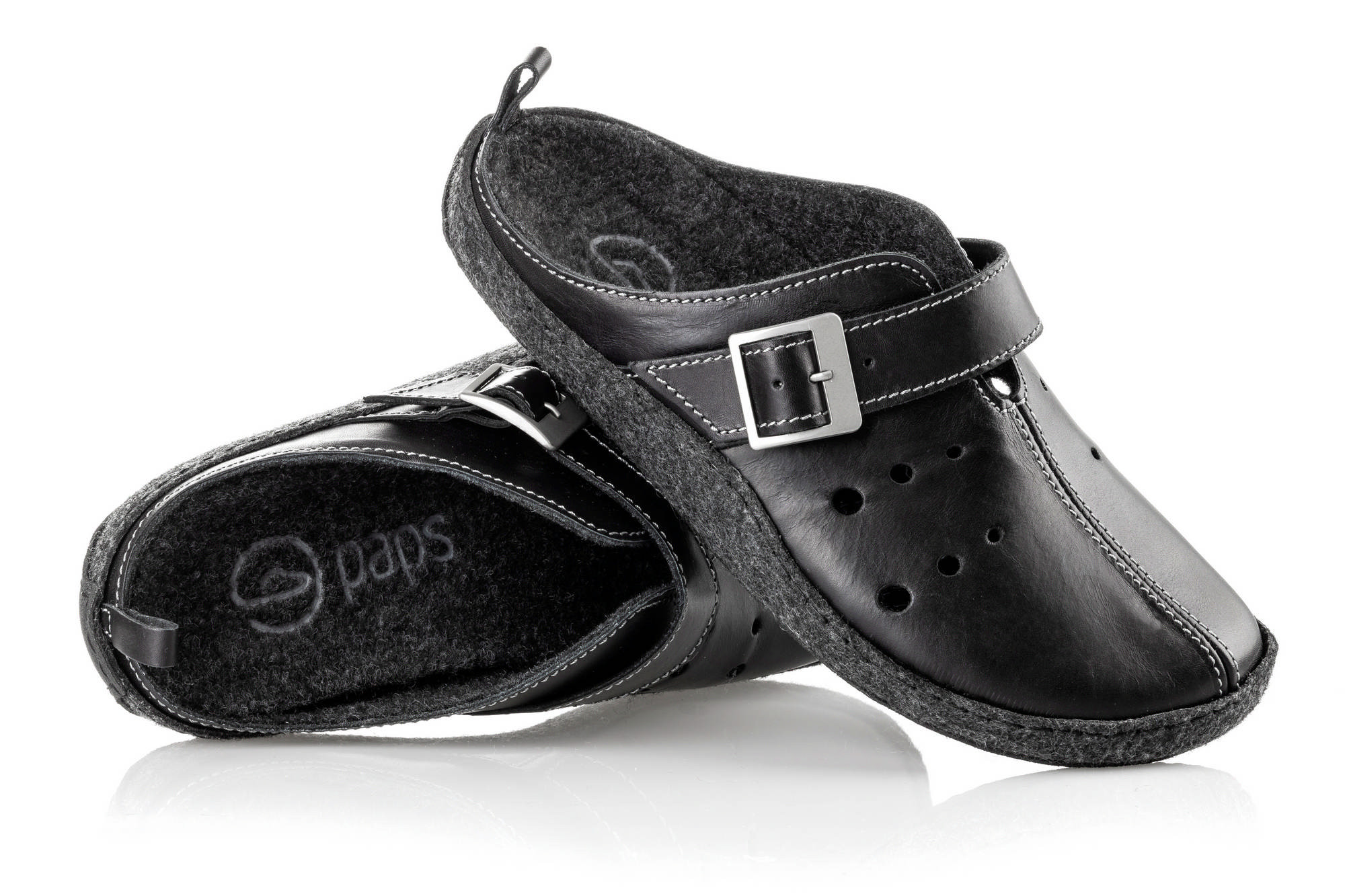 Czarne pantofle ortopedyczne z zapięciem na sprzączkę i miękką wkładką, przeznaczone do korekcji stóp.