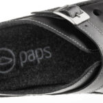 Wnętrze czarnej, skórzanej półbuty z logo Paps na miękkim, czarnym wkładce.