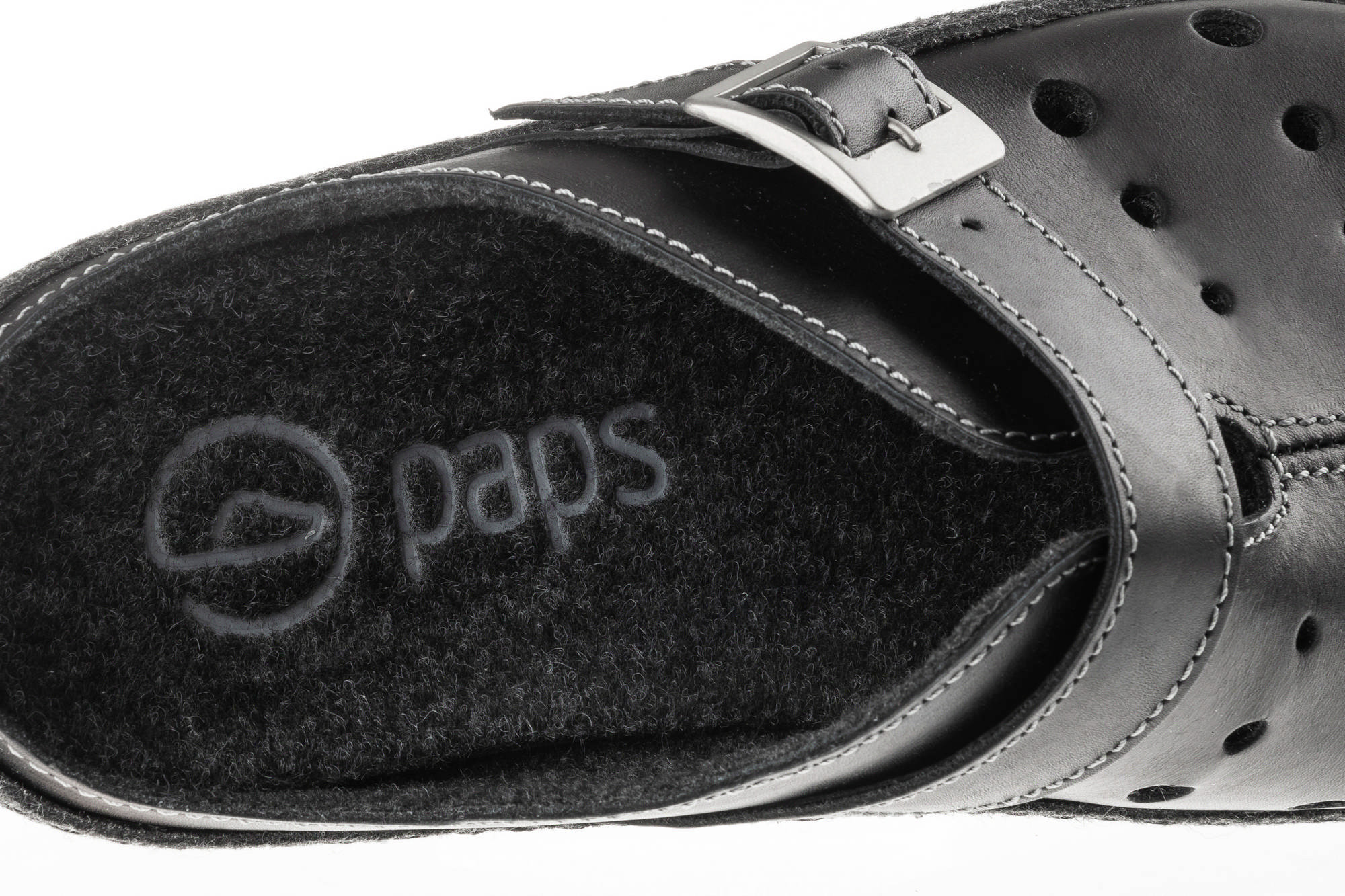 Wnętrze czarnej, skórzanej półbuty z logo Paps na miękkim, czarnym wkładce.