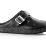 Czarne skórzane pantofle z regulowanym paskiem i perforacjami, na miękkiej, filcowej podeszwie.