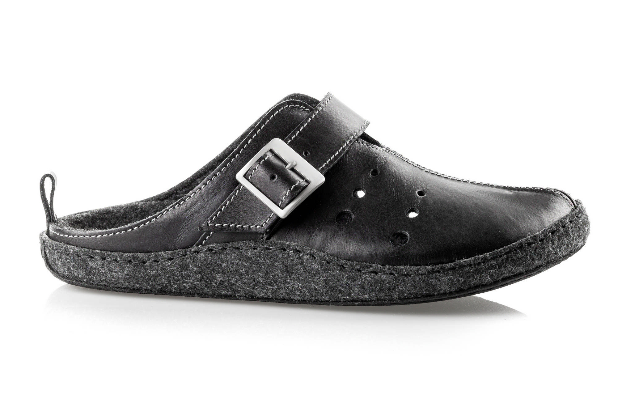 Czarne skórzane pantofle z regulowanym paskiem i perforacjami, na miękkiej, filcowej podeszwie.