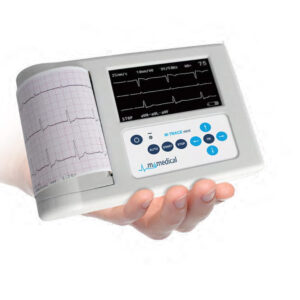 Przenośny aparat EKG z wyświetlaczem i papierowym wykresem, trzymany w dłoni, służy do monitorowania pracy serca.